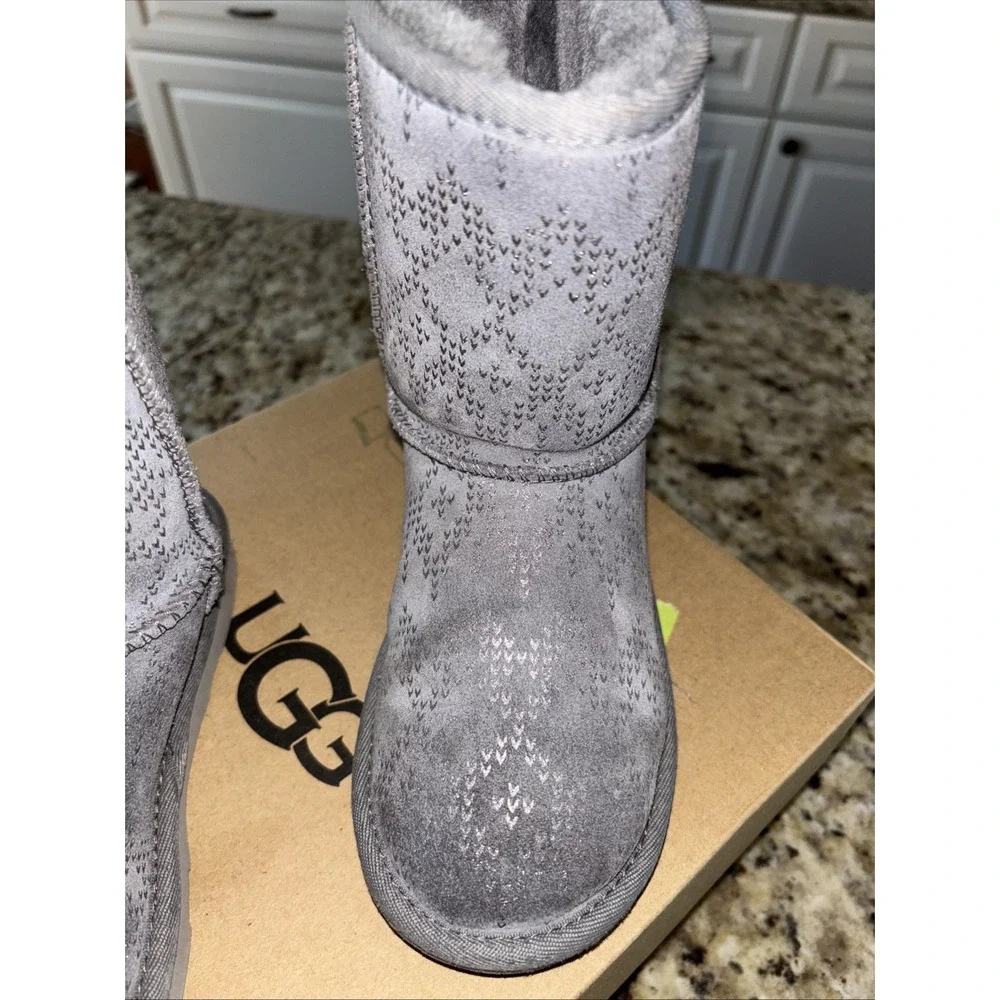 Ugg K Classic II Icelandic‎ Foil Silver, And Gray Boots Size 2  Youth. 3644